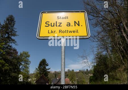 17. April 2020, Baden-Württemberg, Sulz am Neckar: Ortsnamenszeichen von Sulz am Neckar am Ortseingang. Aufgrund der erhöhten Koronazahlen in Sulz am Neckar (Landkreis Rottweil) sind dort seit 17.04.2020 Masken vorgeschrieben. Foto: Silas Stein/dpa Stockfoto