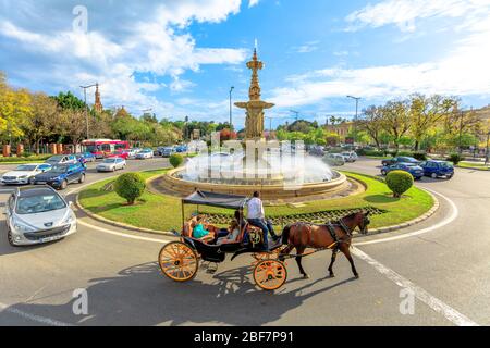 Sevilla, Andalusien, Spanien - 19. April 2016: Stadtbesichtigung der Kutschenfahrt um den Brunnen auf der Plaza Don Juan de Austria. Stadtbild von Stockfoto