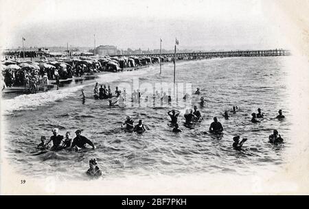 Vue des baigneurs a la Plage de Trouville-sur-mer (Trouville) Calvados, Normandie - Postkarte 1910 Ca Privatsammlung Stockfoto