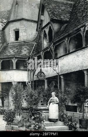 Vue du puits en fer Forge dans la Cour des Hospices de Beaune (Hotel-Dieu) Cote-d'Or (Hof der Hospices de Beaune) Postkarte 1910 Ca Privat CO Stockfoto