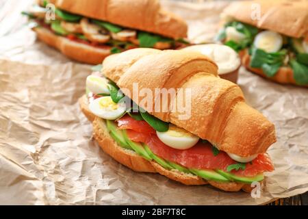 Leckere croissant Sandwich auf Tisch Stockfoto