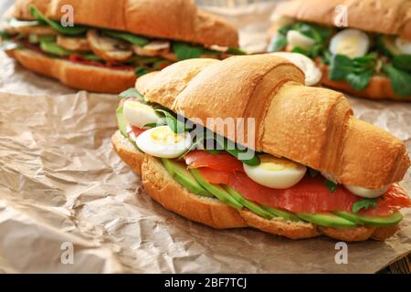 Leckere croissant Sandwich auf Tisch Stockfoto