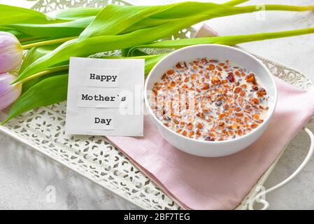 Leckeres Frühstück für Mutter auf dem Tablett Stockfoto