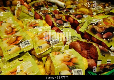 Kartoffeln in der Gemüseabteilung im Supermarkt Stockfoto