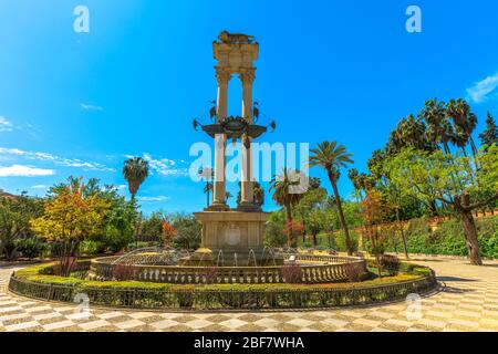 Schöner Garten in der Frühlingslandschaft in Sevilla, Andalusien, Spanien. Christoph Kolumbus Denkmal in Jardines de Murillo in der Nähe von Real Alcazar de Stockfoto