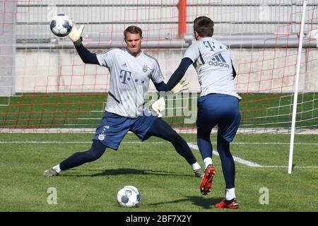 München, Deutschland. April 2020. Manuel NEUER (FC Bayern München) pariert den Ball, der von Sven ULREICH, Torwart (FC Bayern München), Parade, Aktion geschossen wird. FC Bayern München Training in der Coronavirus-Pandemie in kleinen Gruppen. Training in der Saebener Straße. Fußball 1. Bundesliga, Saison 2019/2020, am 17. April 2020 Quelle: dpa/Alamy Live News Stockfoto