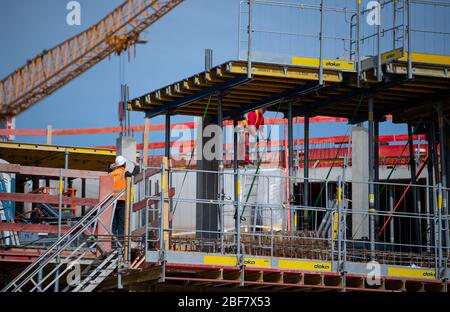 München, Deutschland. April 2020. Auf der Baustelle des neuen Strafjustizzentrums arbeiten Bauarbeiter. Nach Fertigstellung soll der rund 39,000 Quadratmeter große Neubau am Leonrodplatz das alternde Gebäude an der Nymphenburger Straße ersetzen. Unter anderem sollen Teile der beiden Landgerichte, des Oberlandesgerichts und der Staatsanwaltschaft München in das geschätzte 300 Millionen Euro teure Gebäude einziehen. Kredit: Sven Hoppe/dpa/Alamy Live News Stockfoto