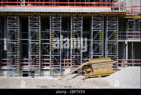 München, Deutschland. April 2020. Auf der Baustelle des neuen Strafjustizzentrums arbeiten Bauarbeiter. Nach Fertigstellung soll der rund 39,000 Quadratmeter große Neubau am Leonrodplatz das alternde Gebäude an der Nymphenburger Straße ersetzen. Unter anderem sollen Teile der beiden Landgerichte, des Oberlandesgerichts und der Staatsanwaltschaft München in das geschätzte 300 Millionen Euro teure Gebäude einziehen. Kredit: Sven Hoppe/dpa/Alamy Live News Stockfoto