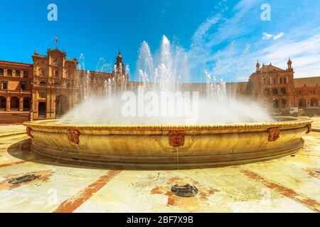 Zentraler Brunnen der Plaza de Espana in Sevilla mit Renaissance-Gebäude, bestehend aus Bögen und Säulen. Spanien Platz am Nachmittag Licht in Stockfoto