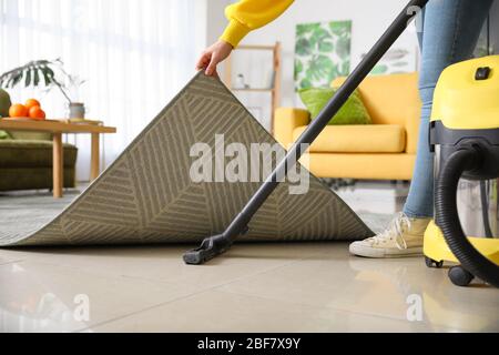 Junge Frau beim Kapuzenpullover zu Hause Stockfoto