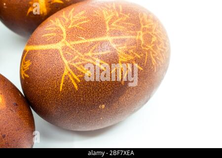 Traditionelle Art der ostereierfärbung. Negativ von kleinen Pflanzenblättern auf Eierschale mit roten Zwiebeln gefärbt, Ungarn. Stockfoto