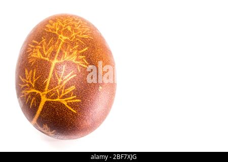 Traditionelle Art der ostereierfärbung. Negativ von kleinen Pflanzenblättern auf Eierschale mit roten Zwiebeln gefärbt, Ungarn. Stockfoto