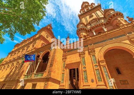 Von unten gesehen, Turm und Zentralgebäude mit Flaggen von europa der Plaza de Espana in Sevilla von der Straße in Andalusien, Spanien. Stockfoto