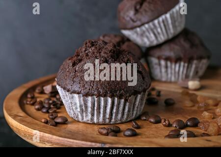 Leckere Schokoladenmuffins auf dem Stand, Nahaufnahme Stockfoto