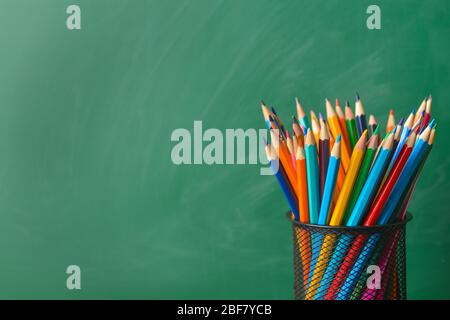 Satz von Bleistiften in der Nähe der Schule Tafel Stockfoto