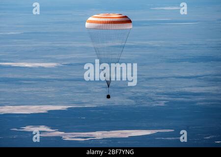 Zhezkazgan, Kasachstan. April 2020. Die Sojus MS-15 Raumsonde landet in einem abgelegenen Gebiet in der Nähe der Stadt Zhezkazgan, Kasachstan, mit den Crew-Mitgliedern der Expedition 62 Jessica Meir und Drew Morgan von der NASA und Oleg Skripochka von Roskosmos am 17. April 2020. Meir und Skripochka kehrten nach 205 Tagen im All zurück, Morgan nach 272 Tagen im All. Alle drei dienten als Crew-Mitglieder der Expedition 60-61-62 an Bord der Internationalen Raumstation. Foto von Andrey Shelepin/NASA/GCTC//UPI Quelle: UPI/Alamy Live News Stockfoto