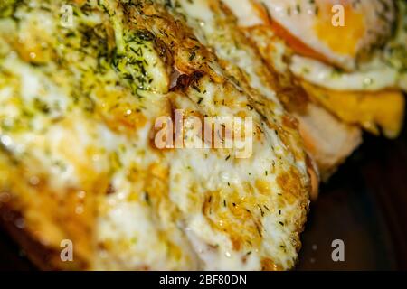 Sandwiches mit Spiegeleiern mit frischen Kräutern und Soße auf Weizenbrot. Nahaufnahme Stockfoto