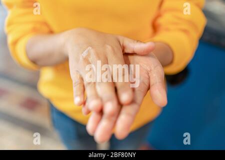 Nahaufnahme Hände reiben, Schrubben mit Schaumseife, Reinigung der Hand mit Desinfektionsmittel. Stockfoto