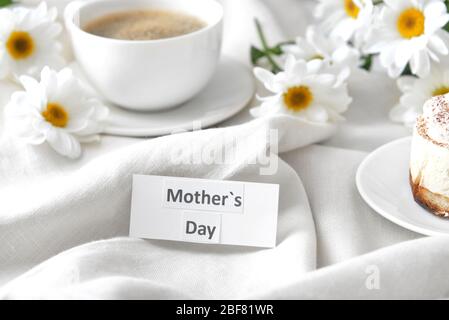 Leckeres Frühstück zum Muttertag auf dem Tisch Stockfoto