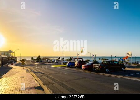 Moonta, South Australia - 26. Oktober 2019: Moonta Bay Pier Parkplatz mit Autos bei Sonnenuntergang von der Bay Road aus gesehen Stockfoto