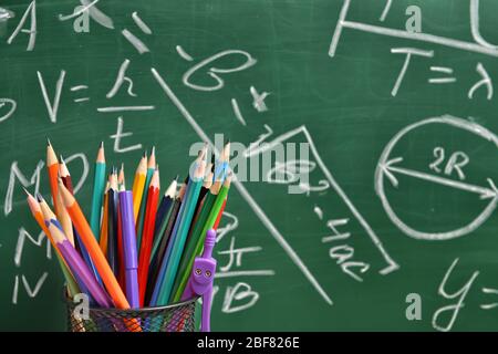 Satz von Bleistiften in der Nähe der Schule Tafel Stockfoto