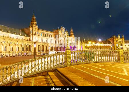 Zentrales Renaissance-Gebäude des Plaza de la Spanische von der Leon-Brücke in Sevilla. Nachtansicht der Plaza de Espana, eine beliebte Touristenattraktion und Stockfoto