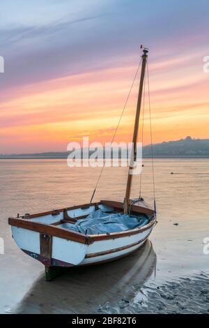 Mit klarem Himmel über Nacht und Temperaturen fallen in einzelne Figuren in North Devon, der Morgenhimmel und eingehende Flut kombinieren, um eine malerische Stockfoto