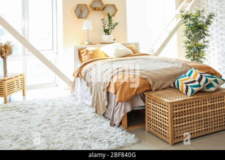 Interieur des schönen modernen Zimmer mit komfortablen Bett Stockfoto
