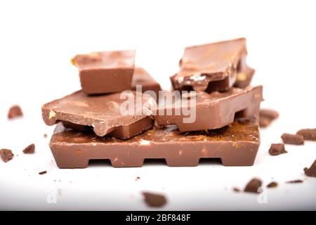 Schokoladenstücke aus heißer Pistazie auf Marmoroberfläche. Bio-Snacks Stockfoto
