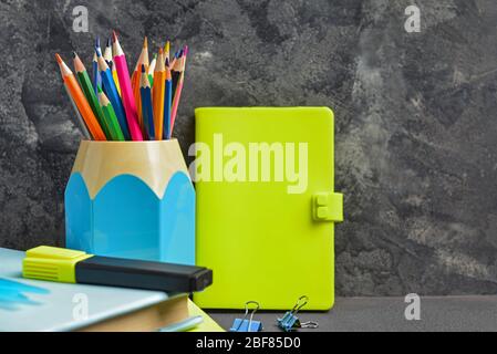 Set von Schulbedarf auf dem Tisch Stockfoto