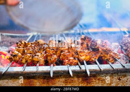 Kebab oder Kebap auf Metall Spieß Grill im Kebap Restaurant. Traditionelle türkische Adana Kebab Stockfoto