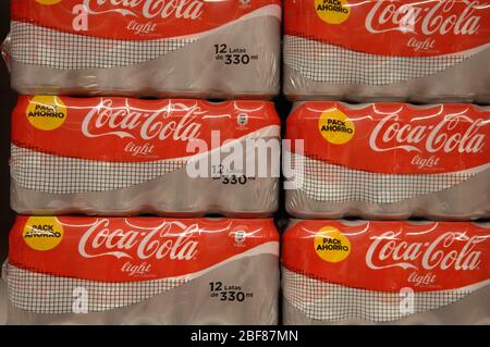 Packungen mit Coca Cola, Cola, Soda Stockfoto