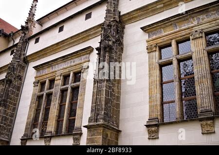 Fassade eines alten Steingebäudes mit gerahmten schwarzen Fenstern (Prag, Tschechien, Europa) Stockfoto