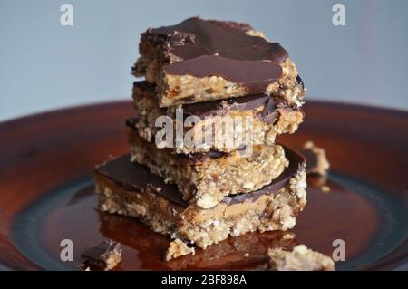 Hausgemachte gesunde Erdnuss Dessert auf braunen Ceramci-Platte geschnitten Stockfoto