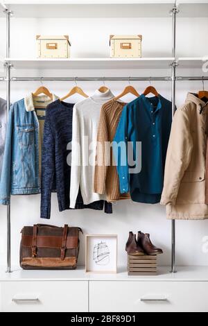 Moderner kleiderschrank mit modischer Winterkleidung und Accessoires Stockfoto