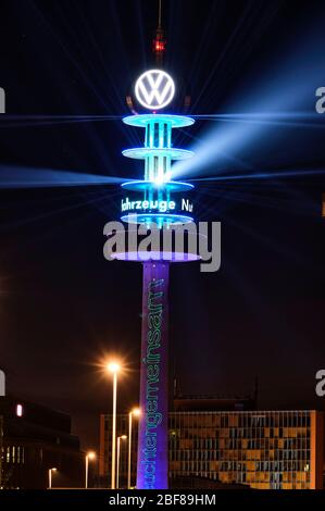 Hannover, Deutschland. April 2020. Die Event-Technologie-Branche zeigt Zusammenhalt und gemeinsame Stärke in der Corona-Krise. Lichtkünstler beleuchten die Telemoritz im ZOB für eine halbe Stunde, um mit der Kampagne ein positives Zeichen der Krise zu setzen. Hannover, 15. April 2020 Quelle: dpa/Alamy Live News Stockfoto