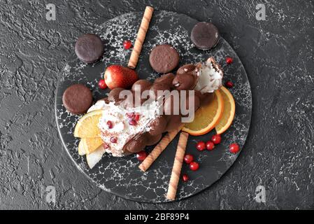 Köstliche süße Blase Waffel auf dunklem Hintergrund Stockfoto