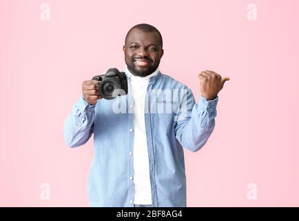 Afroamerikanischer Fotograf auf farbigem Hintergrund Stockfoto