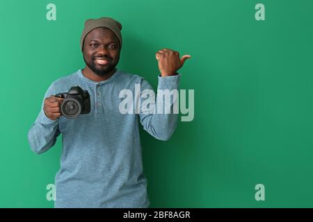 Afroamerikanischer Fotograf auf farbigem Hintergrund Stockfoto