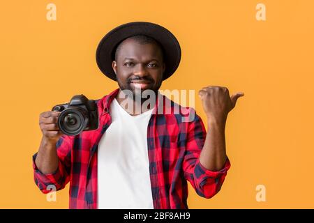 Afroamerikanischer Fotograf auf farbigem Hintergrund Stockfoto
