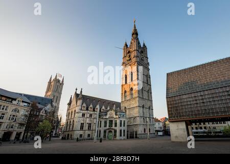 Gent, Belgien - 9. April 2020: Der 91 Meter hohe Glockenturm von Gent. Der höchste Glockenturm Belgiens. Stockfoto