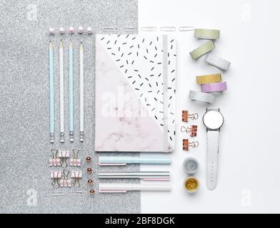 Set von Schulbedarf mit Uhr auf weißem Hintergrund Stockfoto