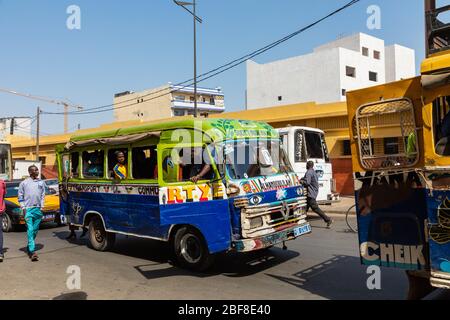 DAKAR, SENEGAL - 11. NOVEMBER 2019: Menschen arbeiten und Verkehr in Senegal Hauptstadt Dakar, Westafrika. Stockfoto