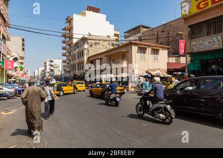 DAKAR, SENEGAL - 11. NOVEMBER 2019: Menschen arbeiten und Verkehr in Senegal Hauptstadt Dakar, Westafrika. Stockfoto