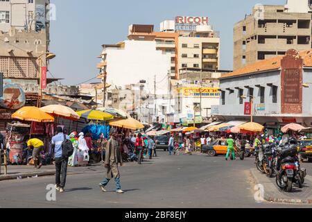 DAKAR, SENEGAL - 11. NOVEMBER 2019: Menschen arbeiten und Verkehr in Senegal Hauptstadt Dakar, Westafrika. Stockfoto