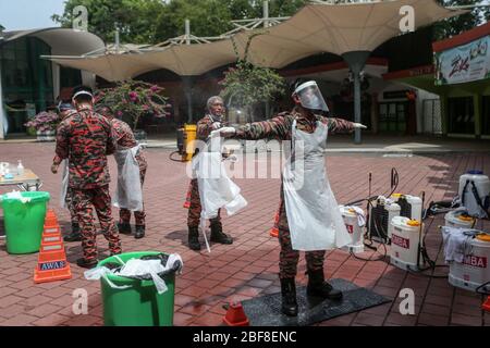 Kuala Lumpur, Malaysia. April 2020. Malaysische Feuerwehr desinfiziert ihre Mitglieder nach der Desinfektion im National Zoo in Kuala Lumpur, Malaysia. 17. April 2020. Die malaysische Regierung erließ einen Befehl zur Einschränkung der Bewegung für den Rest des Monats an die Öffentlichkeit, um die Ausbreitung des neuen Coronavirus einzudämmen. (Foto: Zulfadhli Zaki/Pacific Press) Quelle: Pacific Press Agency/Alamy Live News Stockfoto