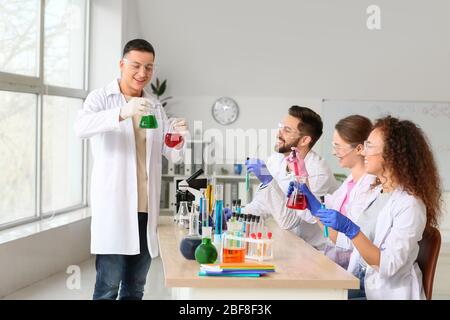 Lehrer, der Chemie Unterricht im Klassenzimmer Stockfoto