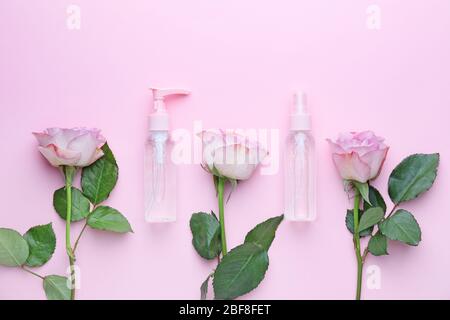 Verschiedene kosmetische Produkte in Flaschen auf farbigen Hintergrund Stockfoto