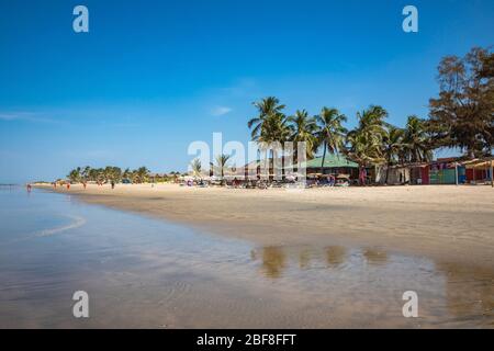 SERREKUNDA GAMBIA - 22. NOVEMBER 2019: Strand in der Nähe der Hotel senegambia Strip in Gambia, Westafrika. Stockfoto