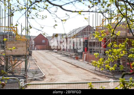 Kidderminster, Großbritannien. April 2020. In einer frühen Kontroverse darüber, ob während der Sperrung des Coronavirus noch größere Bauarbeiten anstehen sollten, ist die Entscheidung, diese Hausbaustelle in Kidderminster zu schließen, klar. Als Reaktion auf die Anweisung der Regierung: "Bleibe heim, beschütze das NHS, rette Leben" hat Miller Homes nicht nur sein Verkaufsbüro in Weavers Chase geschlossen, sondern die gesamte Baustelle ist komplett verlassen und sehr unheimlich ruhig, alle Hausbauer werden sicher nach Hause geschickt. Bild: Lee Hudson Stockfoto